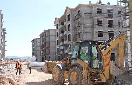 Depremzede konutları için işçiler bayramda da mesaide