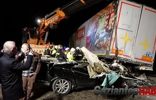Gaziantep'te otomobil tıra arkadan çarptı: 2 ölü