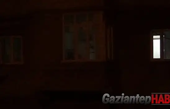 Eve döndüğünde eşini o halde görünce kafasına sıktı