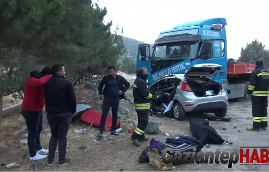 Kaza yapanlara yardım için duran gençler hayatının şokunu yaşadı