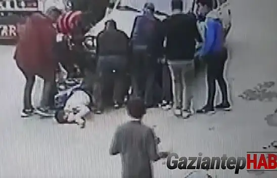 Motosikletin aracın altında kalma anı güvenlik kamerasında