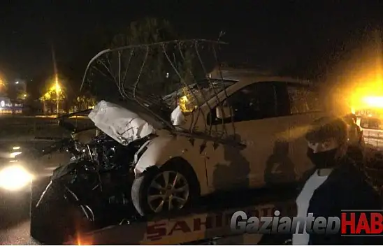 Otomobil bariyerlere ok gibi saplandı