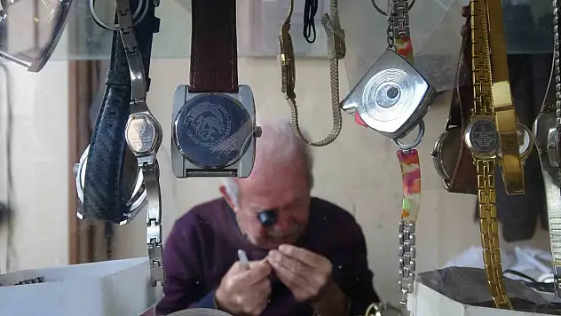 76 yaşındaki saat ustası, 61 yıldır zamana ayar veriyor