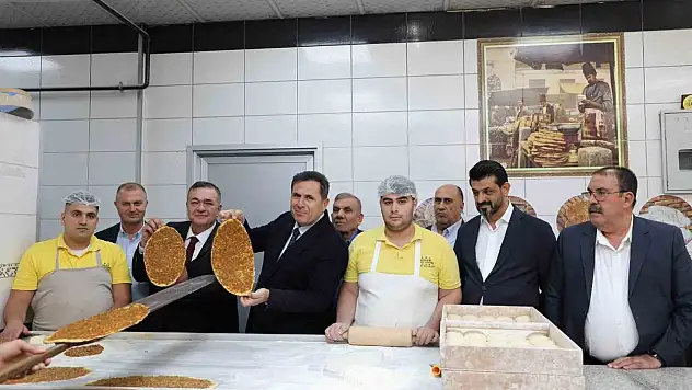 Antep lahmacunu tescilli tarifiyle pişirildi