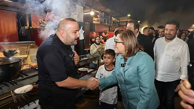 Başkan Şahin, Festival Park'ta vatandaşlarla buluştu