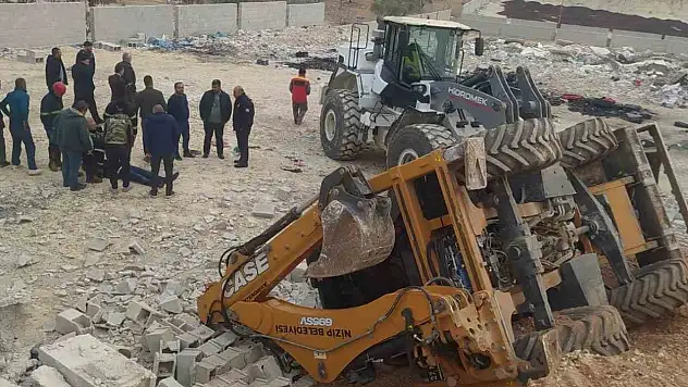 Çalışma sırasında yol çöktü, devrilen kepçenin operatörü yaralandı