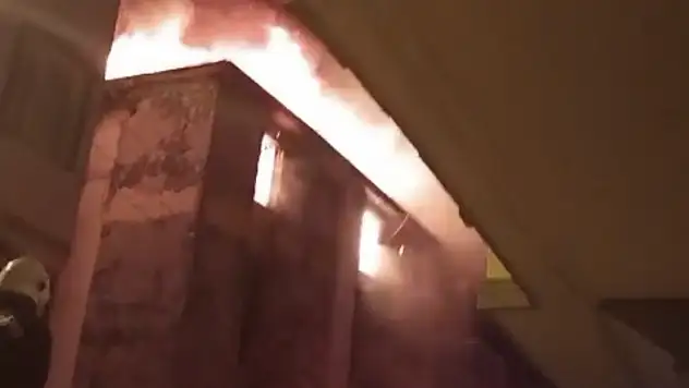 Gaziantep'te 4 katlı bina alevlere teslim oldu