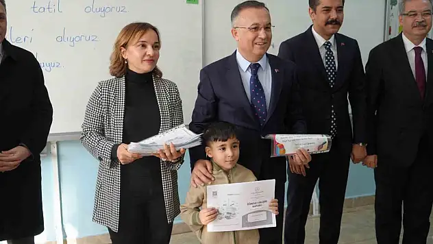 Gaziantep'te 690 bin öğrenci karne heyecanı yaşadı