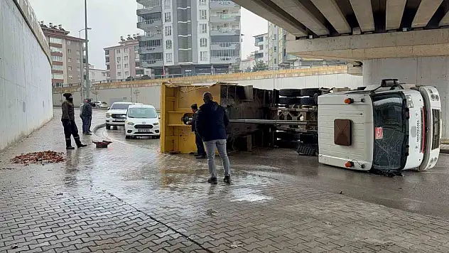 Gaziantep'te damperi köprüye çarpan kamyon yan yattı