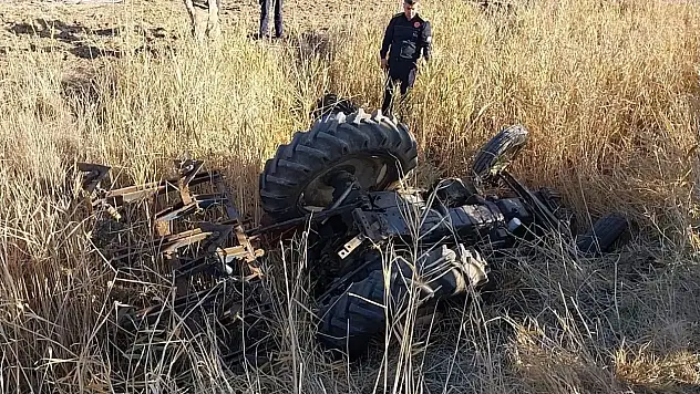 Gaziantep'te devrilen traktörün sürücüsü hayatını kaybetti
