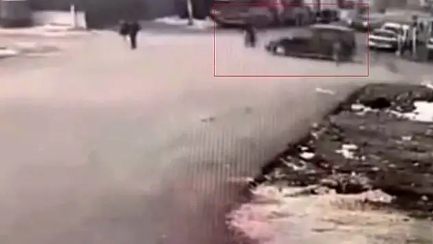 Gaziantep'te ilginç kaza: Hafif ticari araç motosiklete, motosiklet yayaya çarptı