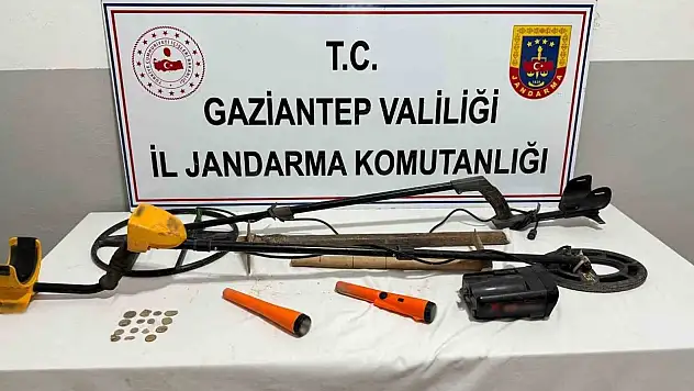 Gaziantep'te kaçak kazı yapan 2 şahıs suçüstü yakalandı: 15 adet tarihi sikke ele geçirildi