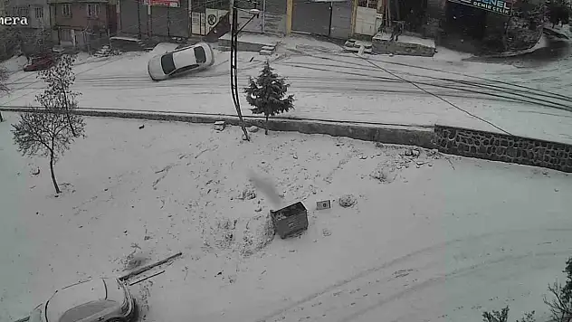 Gaziantep'te karlı yolda feci kaza: Kayan araç kaldırıma çarparak devrildi