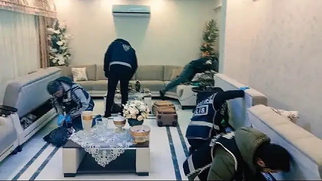 Gaziantep'te nitelikli dolandırıcılık operasyonu: 25 adet ruhsatsız silah ele geçirildi