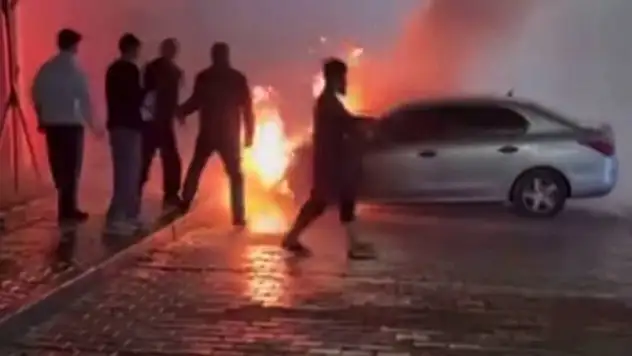 Gaziantep'te park halindeki otomobil alev alev yandı