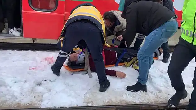 Gaziantep'te tramvayın çarptığı adam yaralandı
