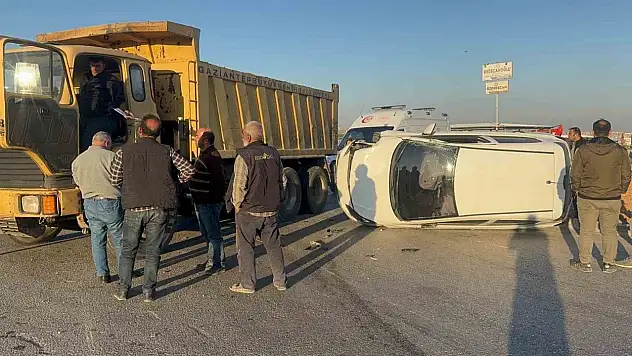 Hafriyat kamyonu ile çarpışan otomobil yan yattı: 1 yaralı