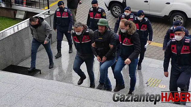 Hakimin gözünün önünde 13 kurşunla akrabasını öldürdü.