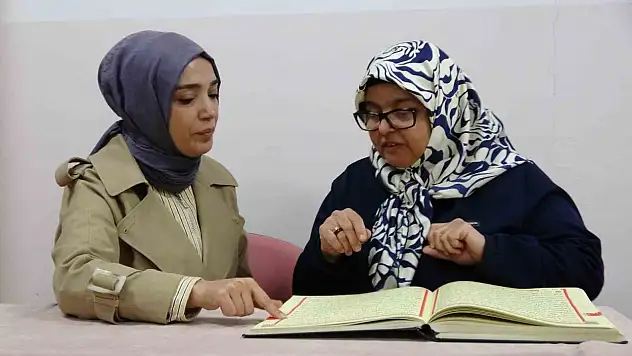 İşitme engelli kadın Kur'an-ı Kerim'i bir ayda öğrendi