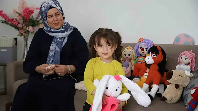 İşlediği oyuncaklarla 6 çocuğuna bakıyor