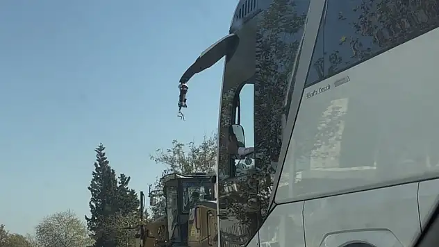 Kırılan aynayı eliyle tutup yolculuğa devam etti