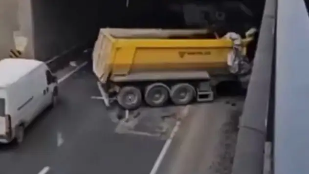 Kontrolden çıkan hafriyat kamyonu başka bir araca ve alt geçide çarptı