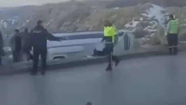 Kontrolden çıkan işçi servisi şarampole devrildi: 10 yaralı