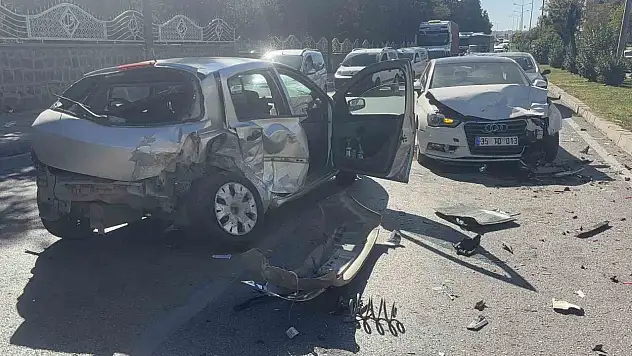 Kontrolden çıkan otomobil karşı şeride uçarak iki otomobile çarptı: 4 yaralı