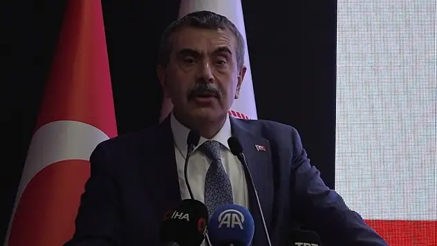 Milli Eğitim Bakanı Tekin, eğitime katkı sağlayan hayırseverlere plaket takdim etti