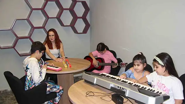 Öğrencilerinin karanlık dünyasını müzikle aydınlatıyor