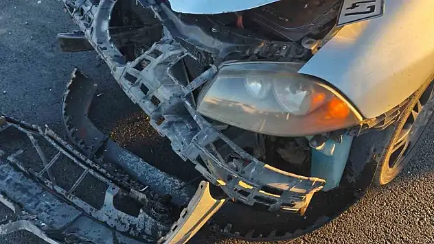 Otomobil ile kamyonet çarpıştı: 5 yaralı