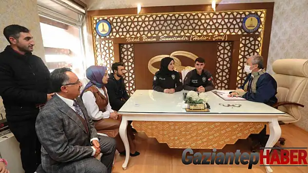 Tahmazoğlu nikahlarını kıydığı yeni çifte kelepçe taktı