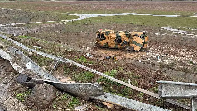 TAG Otoyolu'nda kontrolden çıkan askeri araç devrildi: 10 asker yaralandı