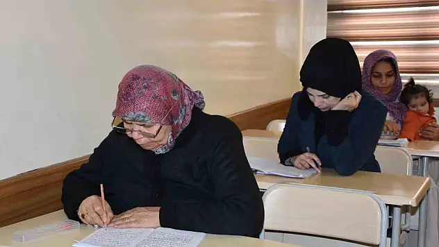 Yanlış otobüse binmemek için 65 yaşında okuma-yazma öğrendi