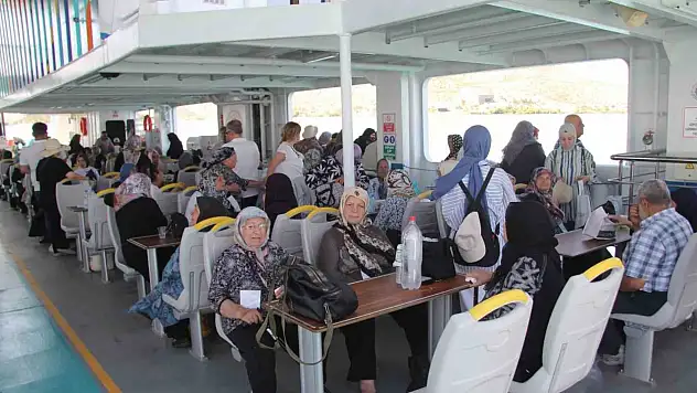 Yaşlıların moral gezisinde renkli görüntüler oluştu