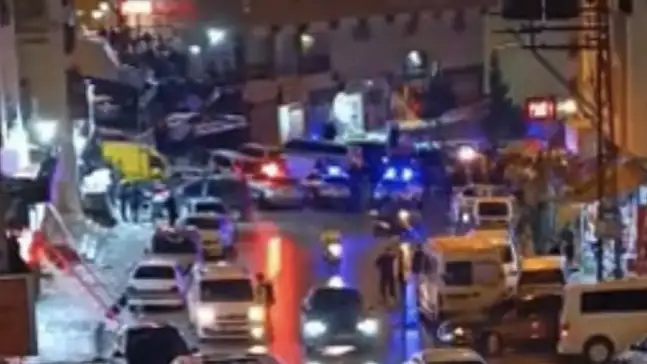 Düğün salonu önünde silahlı saldırıya uğrayan genç ağır yaralandı