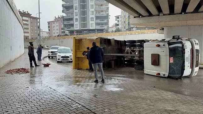 Gaziantep'te damperi köprüye çarpan kamyon yan yattı