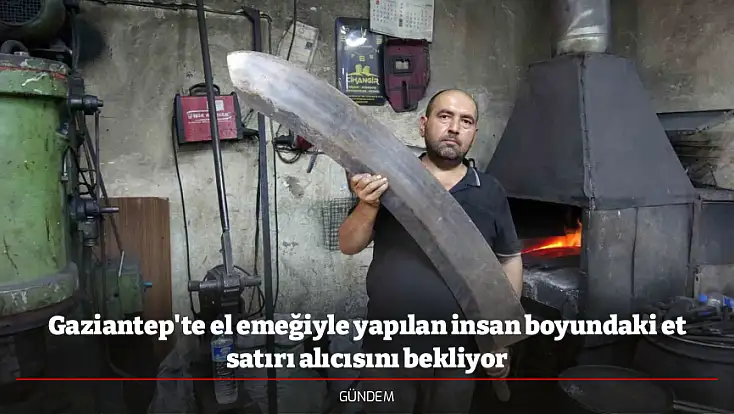 Gaziantep'te el emeğiyle yapılan insan boyundaki et satırı alıcısını bekliyor