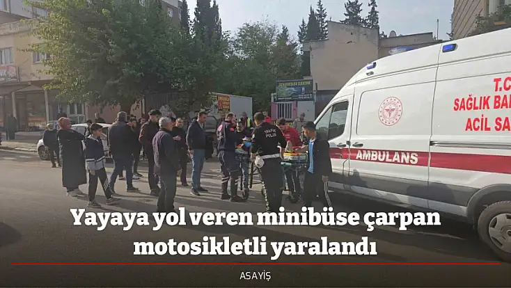 Yayaya yol veren minibüse çarpan motosikletli yaralandı