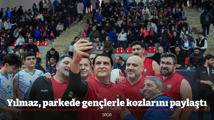 Yılmaz, parkede gençlerle kozlarını paylaştı
