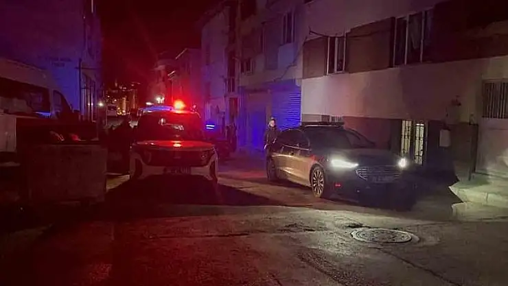 'Dur' ihtarına uymayarak kaçan gencin babası aracını polislerin önüne kırıp engellemeye çalıştı