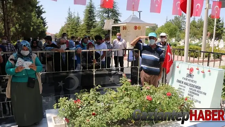 15 Temmuz kahramanı şehit Halisdemir'in kabrinde ziyaretçi yoğunluğu