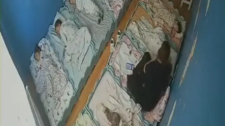 21 aylık bebeğe şiddet kameraya yansıdı