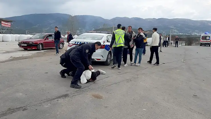 3 kişinin yaralandığı kaza sonrası ortalık karıştı: Sürücü gözaltına alındı