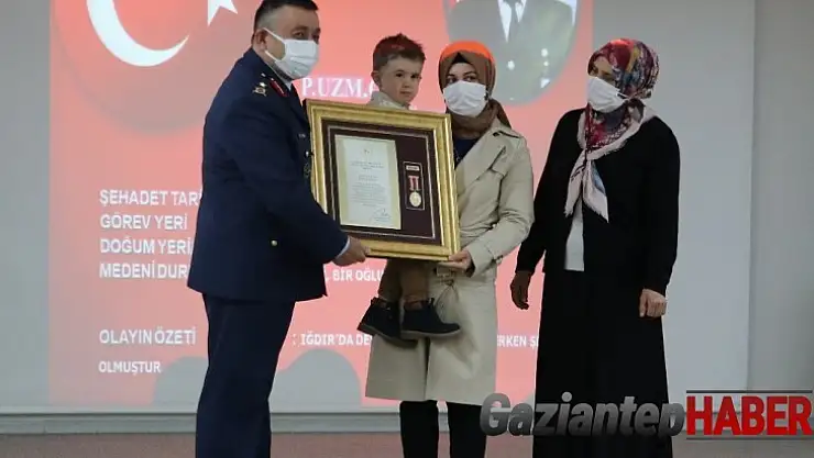 3 yaşındaki Remzi, şehit babasının 'Devlet Övünç Madalyası ve Beratı'nı aldı