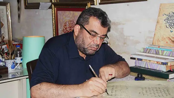 40 yıldır eserlerini aşkla nakşediyor