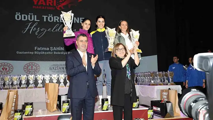 6. Gazi Yarı Maratonu'nda dereceye giren sporcular ödüllerini aldı
