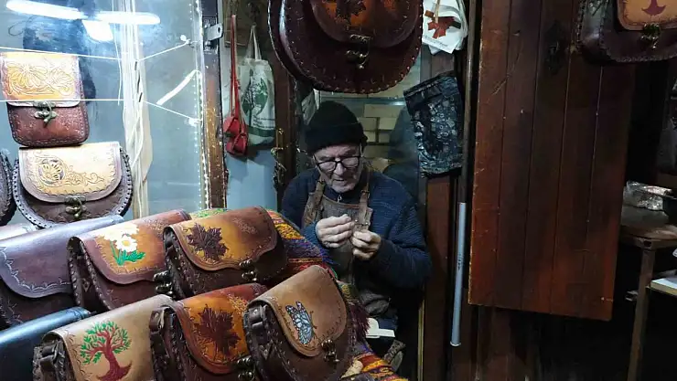 66 yıldır teknolojiye direnerek çanta yapıyor