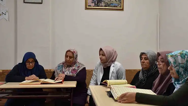 70 yaşında Kur'an-ı Kerim okumayı öğrendi