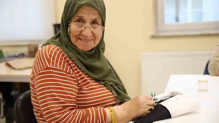 83 yaşındaki Yüksel teyze enerjisiyle gençlere taş çıkartıyor